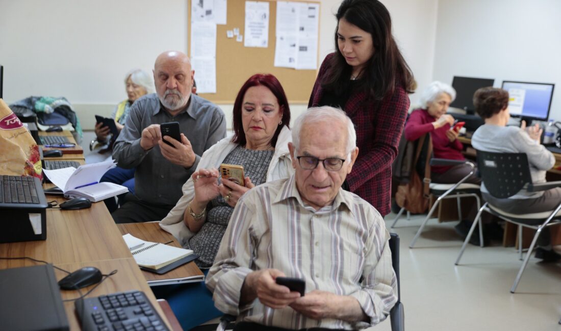 Konak Belediyesi’nin İleri Yaş Sağlıklı Yaşam Merkezi’nde düzenlenen ‘Akıllı Telefon