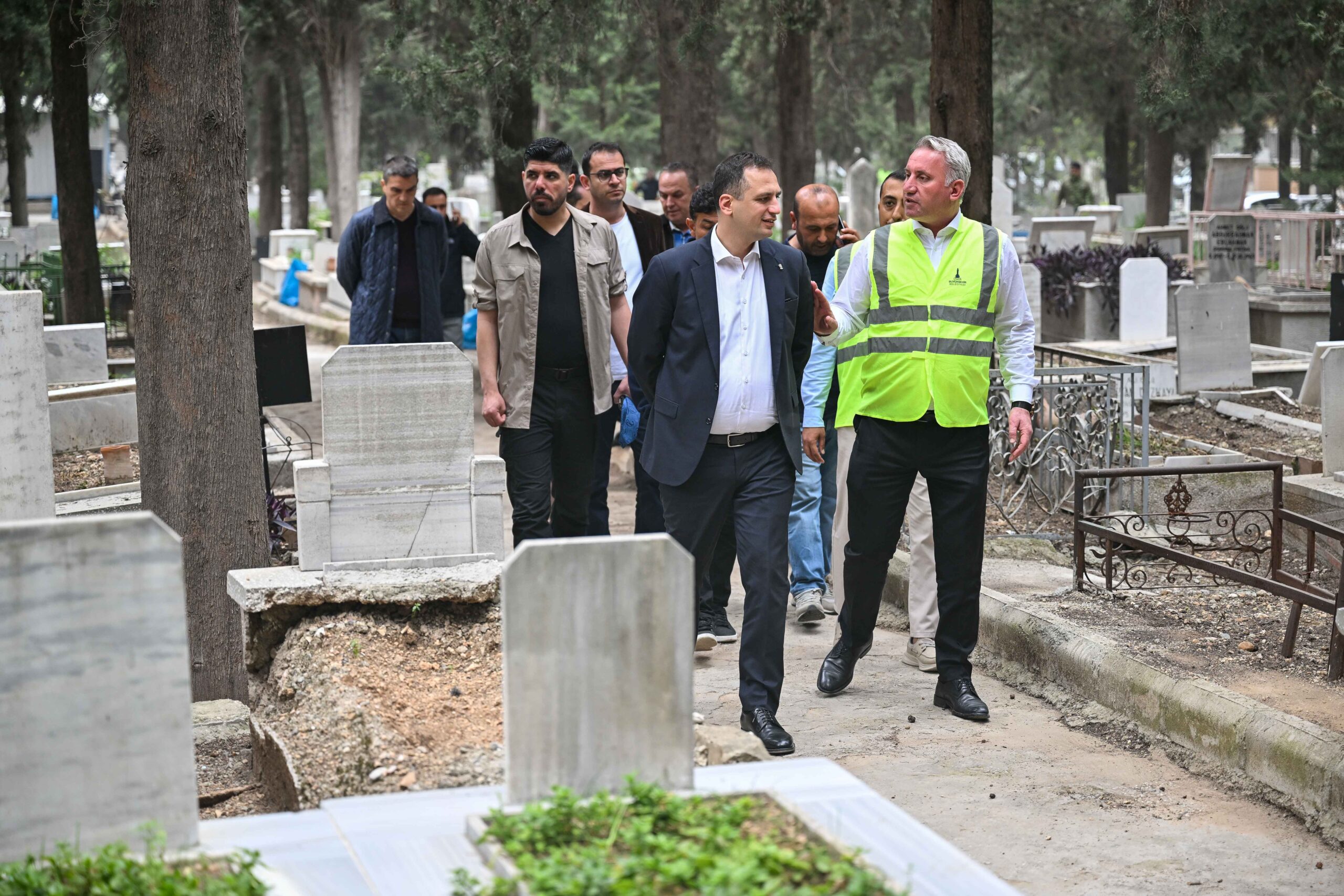 Ramazan Bayramı öncesinde Bornova Belediyesi ve İzmir Büyükşehir Belediyesi Mezarlıklar