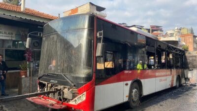 İzmir’in Konak ilçesinde seyir halindeki belediye otobüsünde yangın çıktı. Yolcuların