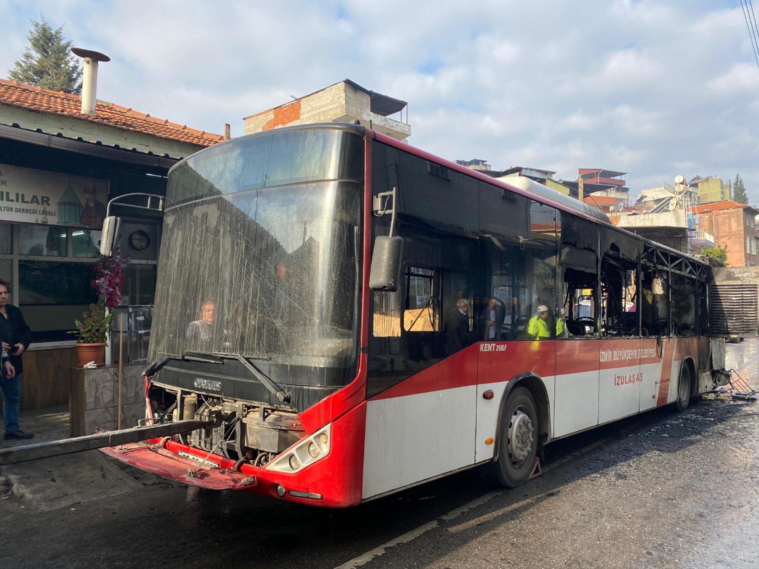 İzmir’in Konak ilçesinde seyir halindeki belediye otobüsünde yangın çıktı. Yolcuların