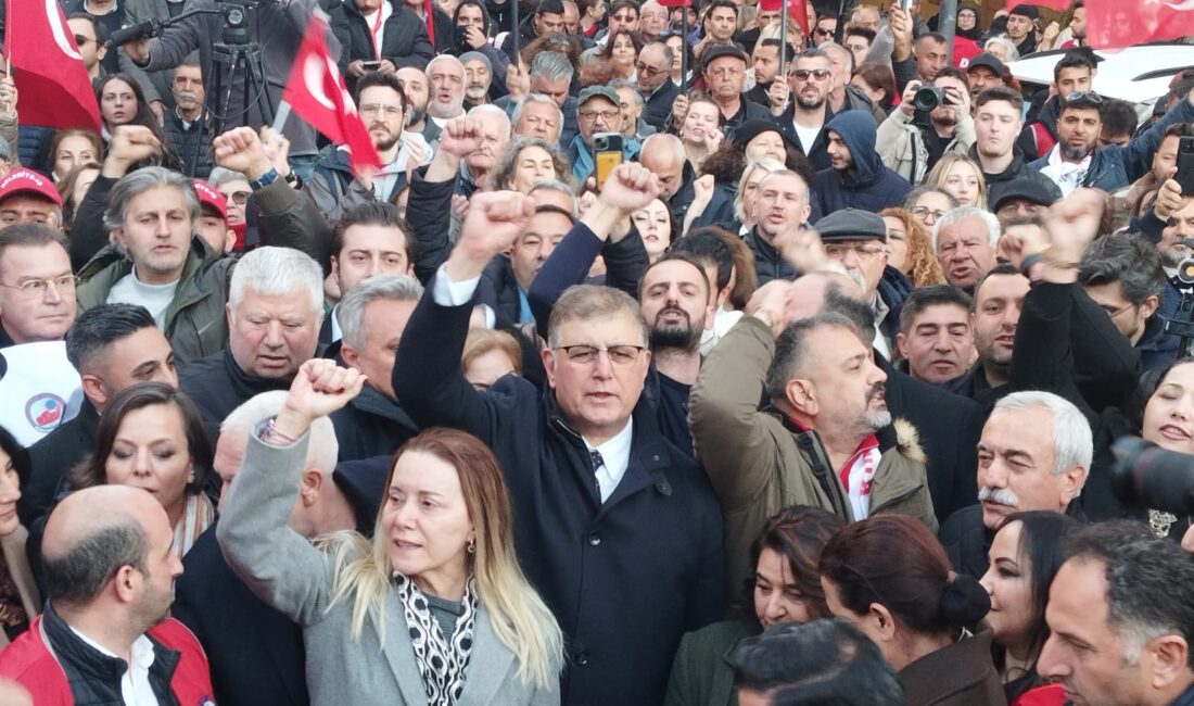 İzmir'de binlerce vatandaş, gözaltına alınan İstanbul Büyükşehir Belediye Başkanı Ekrem