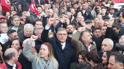 İzmir'de binlerce vatandaş, gözaltına alınan İstanbul Büyükşehir Belediye Başkanı Ekrem