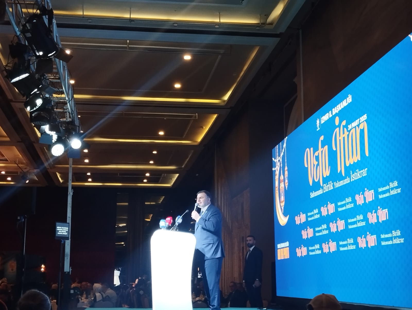 AK Parti İzmir İl Başkanı Bilal Saygılı, partisinin düzenlediği iftar
