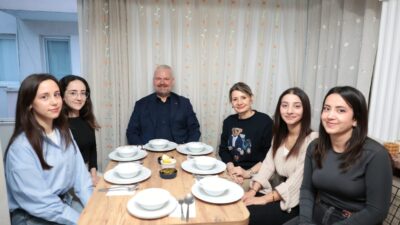 Menemen Belediye Başkanı Aydın Pehlivan eşi Filiz Pehlivan ile birlikte