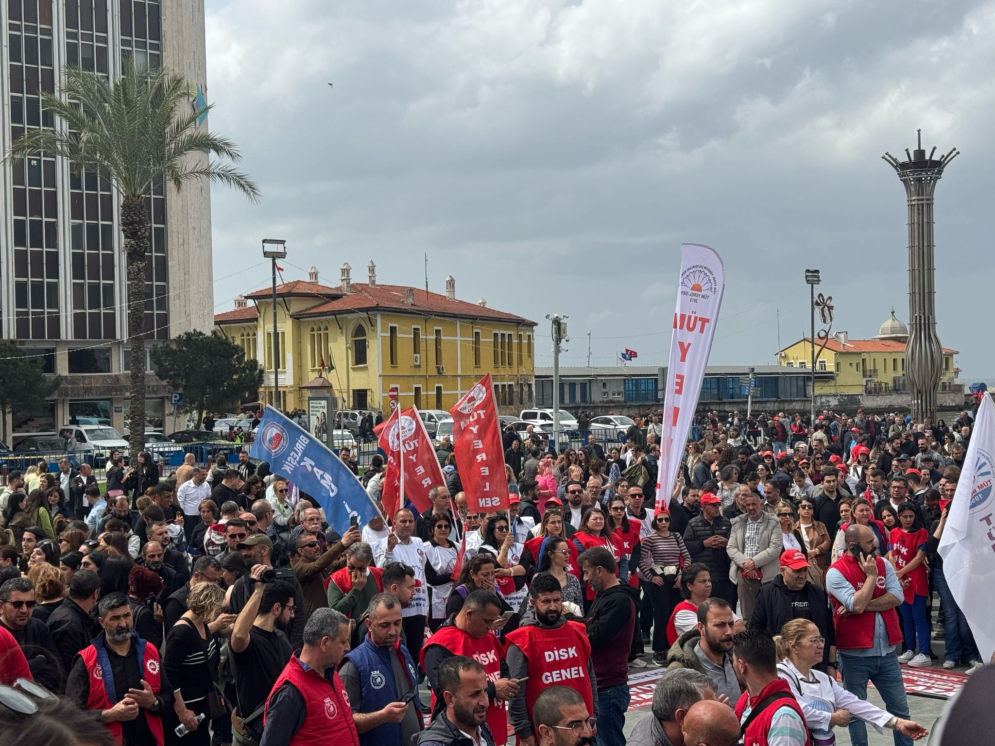 İstanbul Büyükşehir Belediye Başkanı Ekrem İmamoğlu'nun tutuklanmasını protesto etmek için