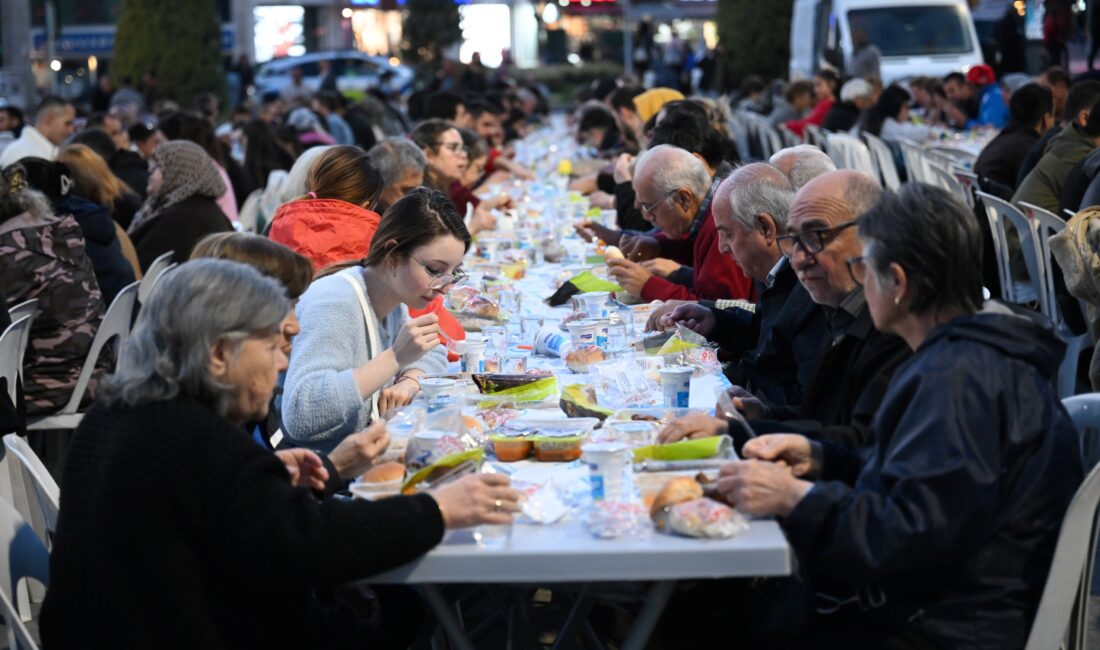 Bornova Belediyesi, Kadir Gecesi’nde Cumhuriyet Meydanı’nda binlerce Bornovalı’nın katılımıyla iftar
