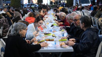 Bornova Belediyesi, Kadir Gecesi’nde Cumhuriyet Meydanı’nda binlerce Bornovalı’nın katılımıyla iftar