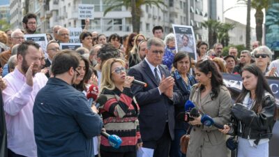 İzmirli gazeteciler, İstanbul Büyükşehir Belediye Başkanı Ekrem İmamoğlu’nun tutuklanmasının ardından