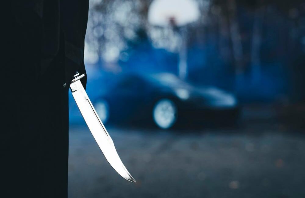 İzmir’in Menderes ilçesinde, annesiyle birlikte gördüğü kişiye saldıran 19 yaşındaki