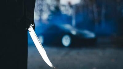 İzmir’in Menderes ilçesinde, annesiyle birlikte gördüğü kişiye saldıran 19 yaşındaki
