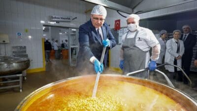 İzmir Büyükşehir Belediye Başkanı Dr. Cemil Tugay, tencerelerin ihtiyaç sahibi