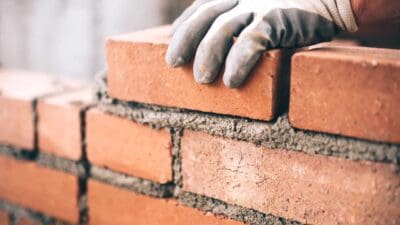 Kayınvalidesini tuğla ile darp ettiği iddia edilen gelin, adli kontrol