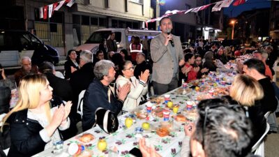 Bornova Belediye Başkanı Ömer Eşki, Yeşilova Mahallesi’ndeki iftar programında vatandaşlarla