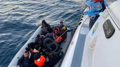 İzmir’in Karaburun ve Foça ilçelerinde düzenlenen operasyonlarda, aralarında çocukların da