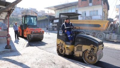 İzmir Büyükşehir Belediyesi’nin kent genelinde ana arterlerde başlattığı asfalt seferberliği