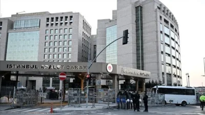 İstanbul Büyükşehir Belediyesi'ne yönelik yolsuzluk ve terör soruşturmalarında kararlar açıklanıyor.