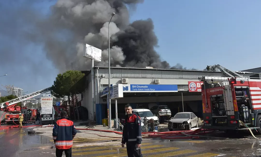 Bornova'daki 4. Sanayi Sitesi'nde çıkan yangın, hızla büyüyerek çevredeki iş