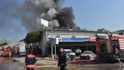 Bornova'daki 4. Sanayi Sitesi'nde çıkan yangın, hızla büyüyerek çevredeki iş
