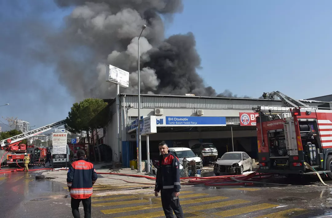 Bornova'daki 4. Sanayi Sitesi'nde çıkan yangın, hızla büyüyerek çevredeki iş