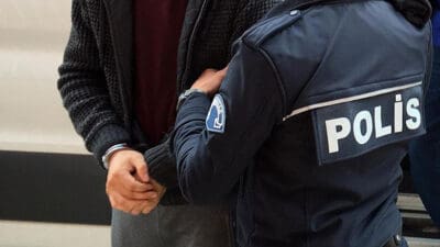 İzmir’de FETÖ/PDY’ye yönelik düzenlenen operasyonda 8 şüpheli gözaltına alındı. Haklarında