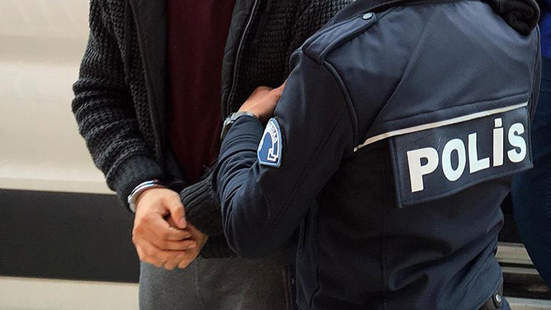 İzmir’de FETÖ/PDY’ye yönelik düzenlenen operasyonda 8 şüpheli gözaltına alındı. Haklarında