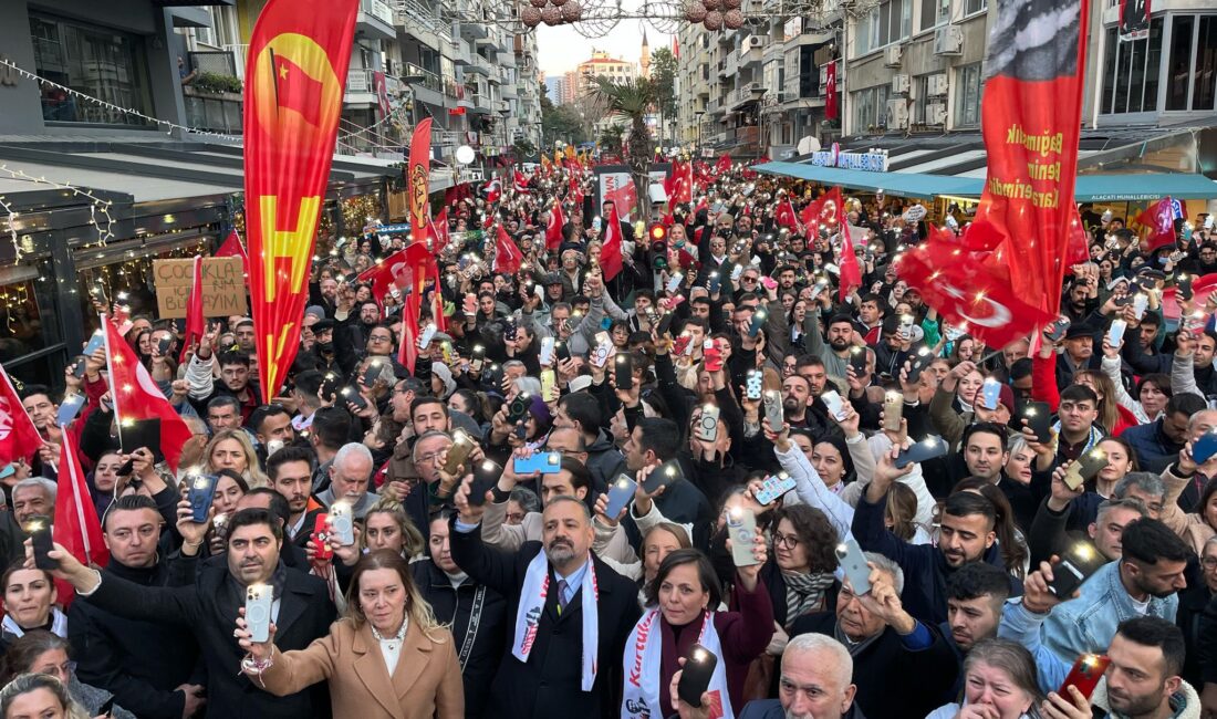 Ekrem İmamoğlu'nun gözaltına alınmasına karşı İzmir'de binlerce kişi yürüdü. CHP