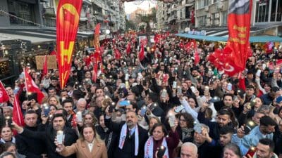 Ekrem İmamoğlu'nun gözaltına alınmasına karşı İzmir'de binlerce kişi yürüdü. CHP
