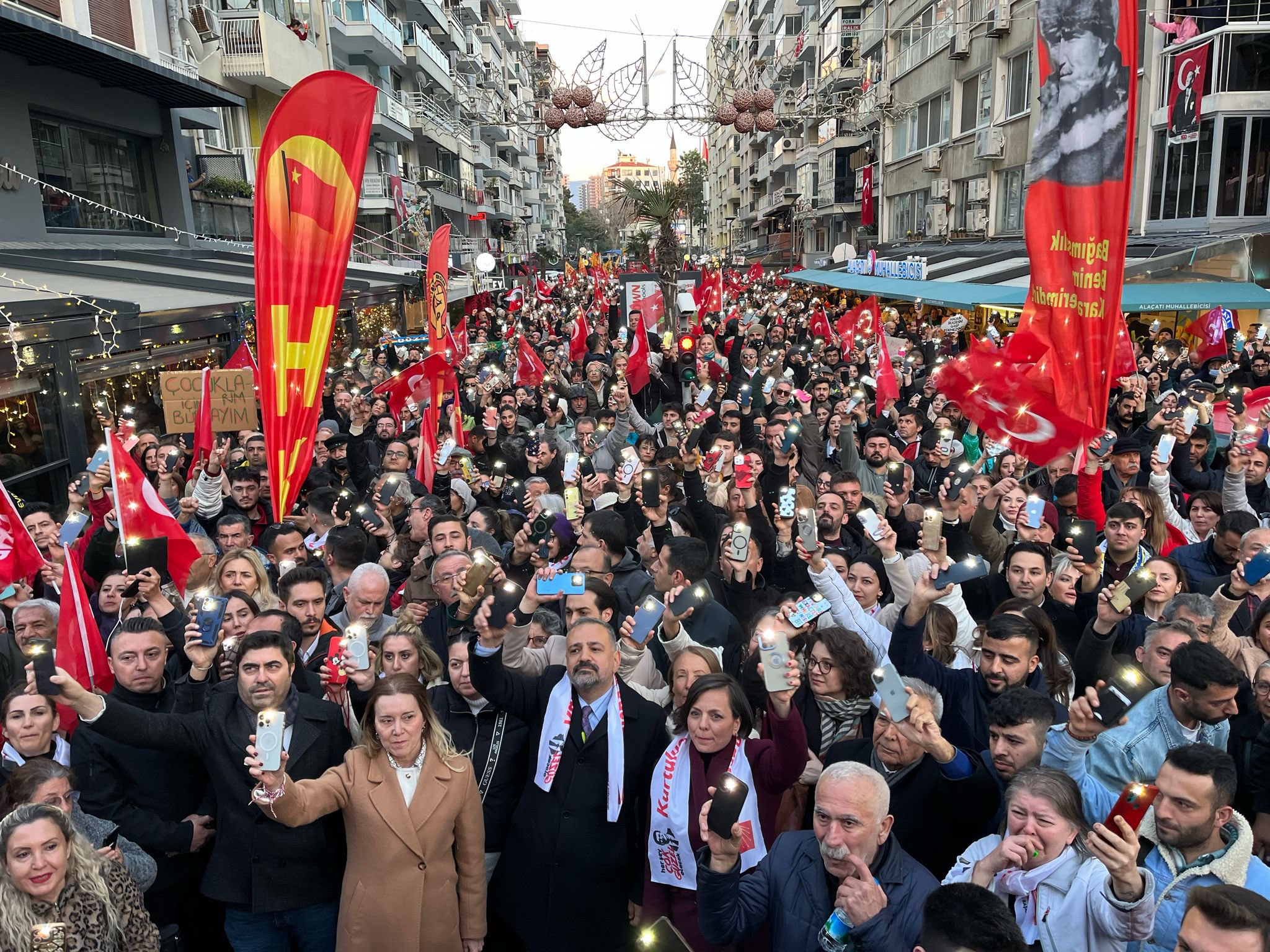 Ekrem İmamoğlu'nun gözaltına alınmasına karşı İzmir'de binlerce kişi yürüdü. CHP