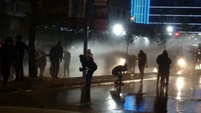 İstanbul Büyükşehir Belediyesi (İBB) Başkanı Ekrem İmamoğlu'nun tutuklanmasını protesto etmek