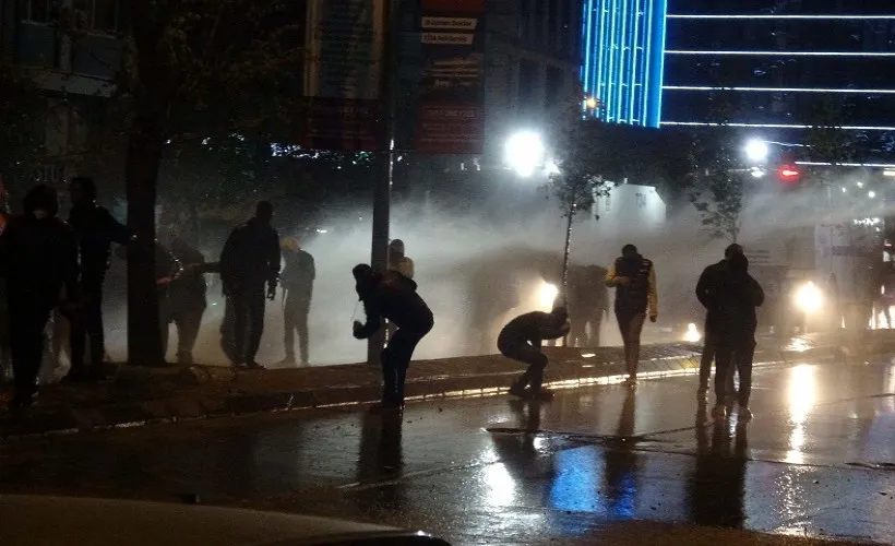 İstanbul Büyükşehir Belediyesi (İBB) Başkanı Ekrem İmamoğlu'nun tutuklanmasını protesto etmek