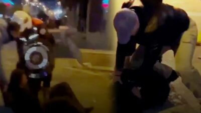 İzmir'de polis, protesto gösterilerinde orantısız güç kullanarak bir kadını sırtına