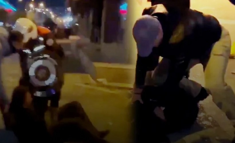 İzmir'de polis, protesto gösterilerinde orantısız güç kullanarak bir kadını sırtına