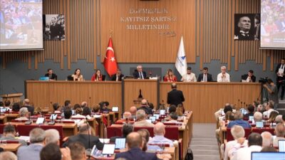 İzmir Büyükşehir Belediyesi'nin Mart ayı olağan toplantısında, kent yönetimine ilişkin