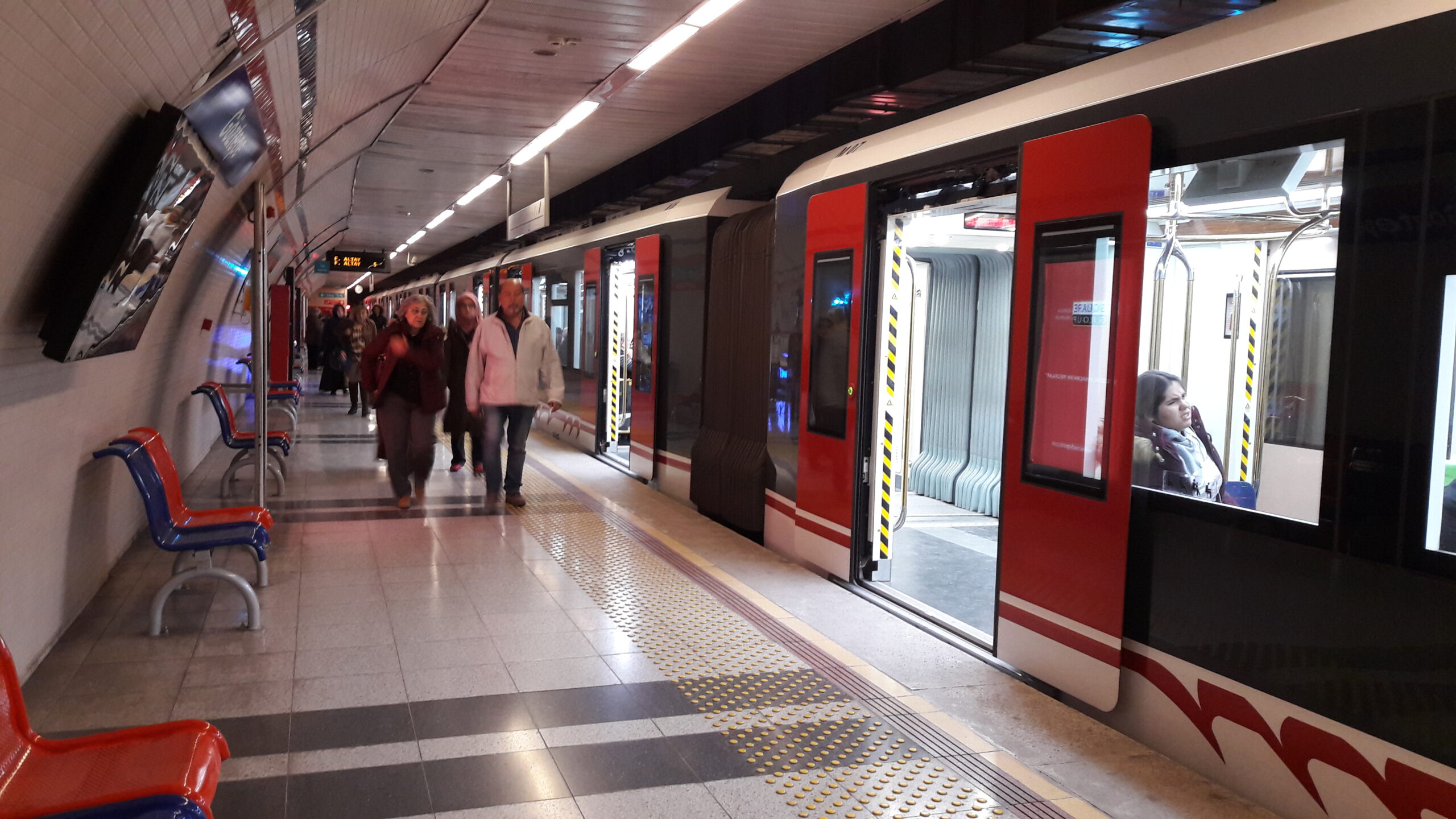İzmir'de metro kullanıcılarını ilgilendiren acil bir gelişme yaşanıyor. Balçova İstasyonu,