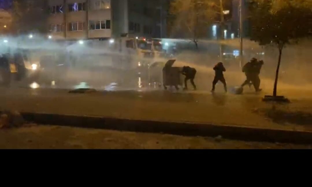 Valilik kararına rağmen toplanan öğrenciler, AK Parti İl binasına yürürken