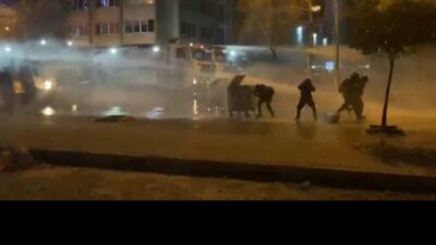 Valilik kararına rağmen toplanan öğrenciler, AK Parti İl binasına yürürken