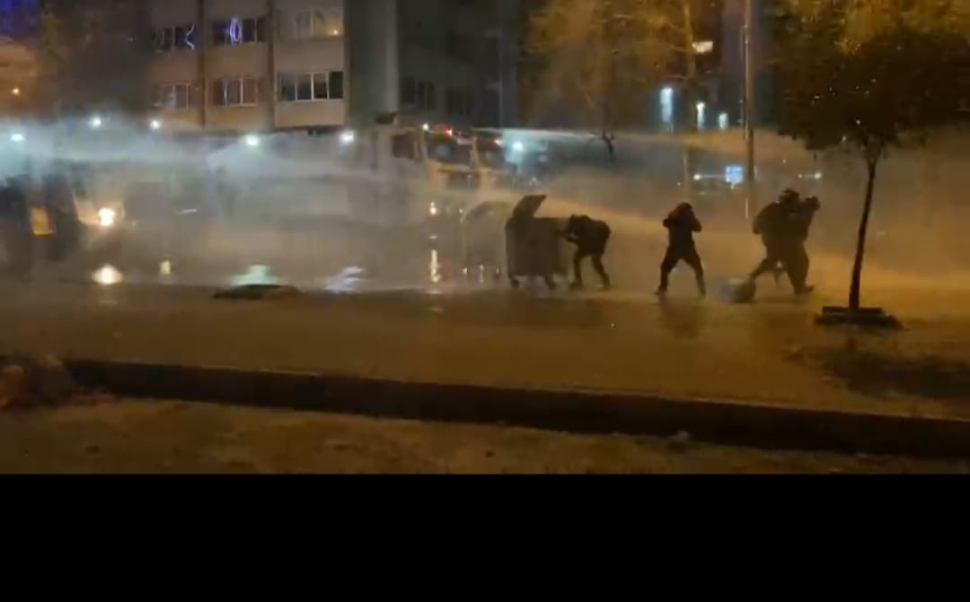 Valilik kararına rağmen toplanan öğrenciler, AK Parti İl binasına yürürken