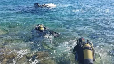 İzmir'in Urla ilçesinde henüz belirlenemeyen bir nedenle denize düşen otomobilin