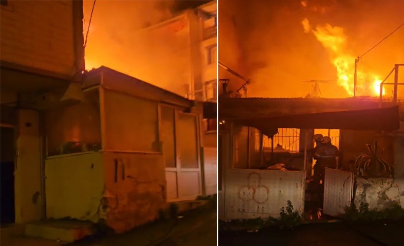 İzmir'in Karabağlar ilçesinde gece saatlerinde çıkan ev yangını, mahallede paniğe