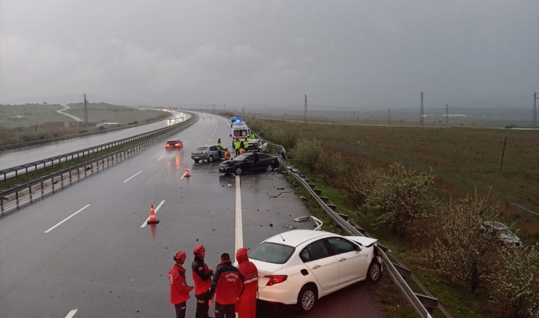 Balıkesir’in Susurluk ilçesinde İstanbul-İzmir Otoyolu’nda beş aracın karıştığı zincirleme trafik