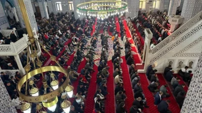 Ramazan ayının sona ermesinin ardından Türkiye genelindeki camilerde bayram namazı