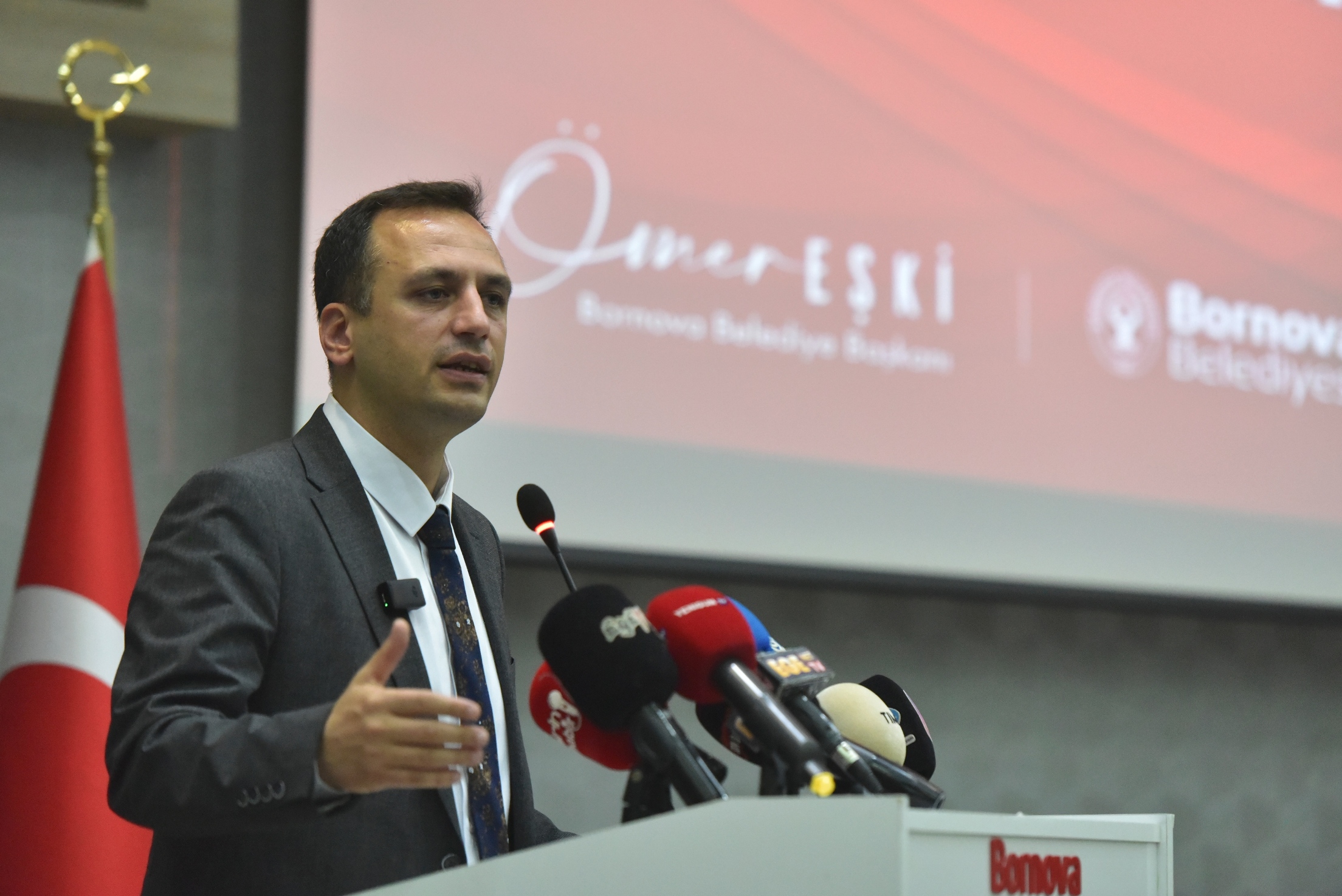 Türkiye’nin demokrasiye geçiş süreçleri ve dünya deneyimleri Bornova Belediyesi’nin ev