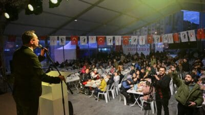 Bornova Belediyesi, Cumhuriyet Meydanı'nda düzenlediği iftarda yaklaşık bin kişiyi bir