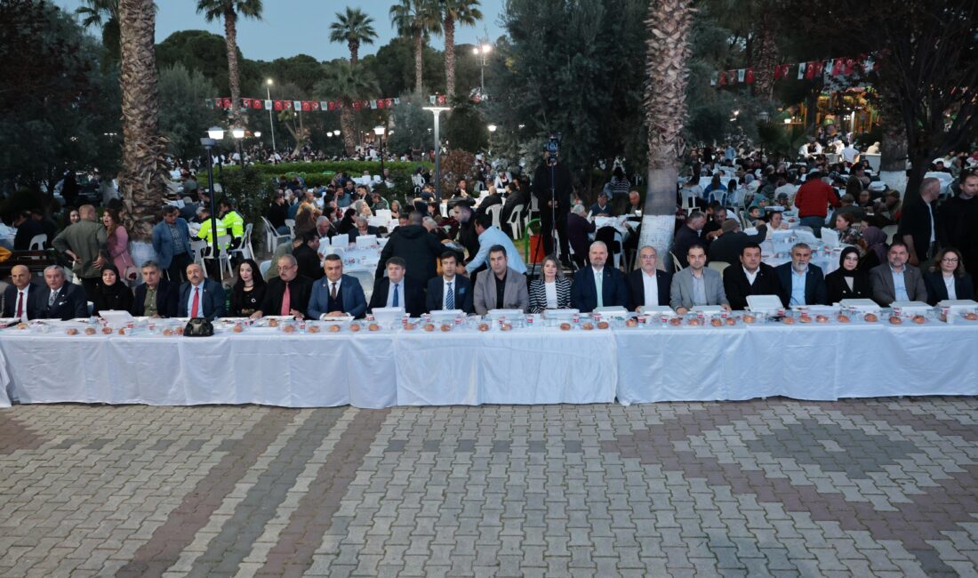 Menemen Belediyesi'nin, Kadir Gecesi'nde geleneksel hale getirdiği Şehir Parkı iftarı,