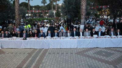 Menemen Belediyesi'nin, Kadir Gecesi'nde geleneksel hale getirdiği Şehir Parkı iftarı,