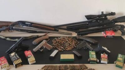 İzmir'de yasa dışı silah ticaretine yönelik düzenlenen operasyonda gözaltına alınan