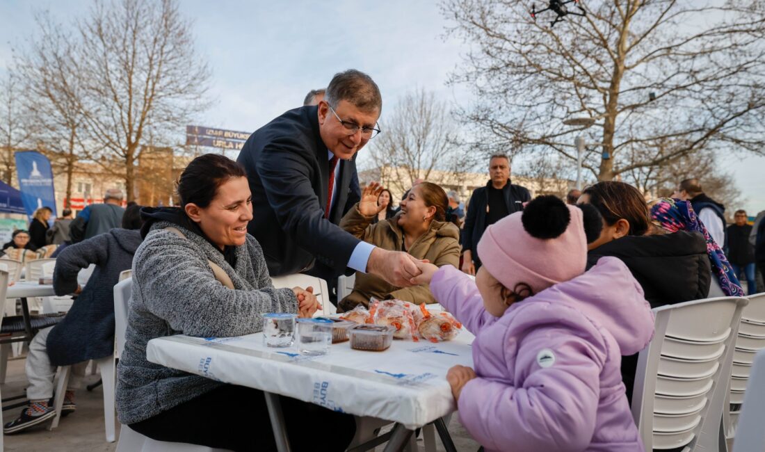 Büyükşehir iftar sofrası bugün Urla’da kuruldu İzmir Büyükşehir Belediye Başkanı Dr. Cemil Tugay, ilçelerde düzenlenen iftar