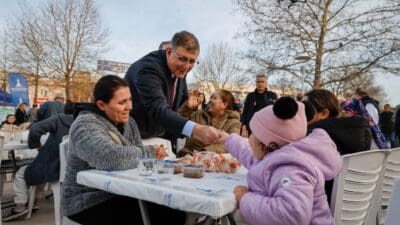 İzmir Büyükşehir Belediye Başkanı Dr. Cemil Tugay, ilçelerde düzenlenen iftar