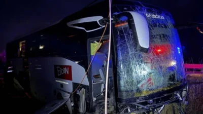 Çanakkale'nin Gelibolu ilçesinde, sürücüsünün direksiyon hâkimiyetini kaybettiği tur otobüsü yoldan