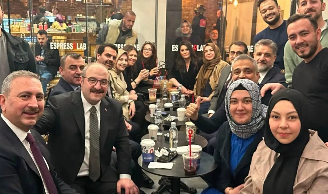 AK Parti Bursa Milletvekili Mustafa Varank'ın, CHP Genel Başkanı Özgür